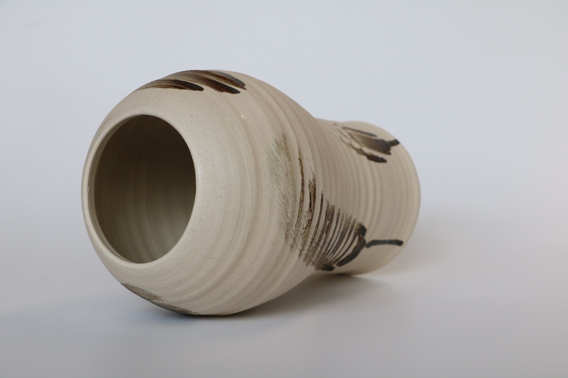Charlie Manthorp - Engobed vase