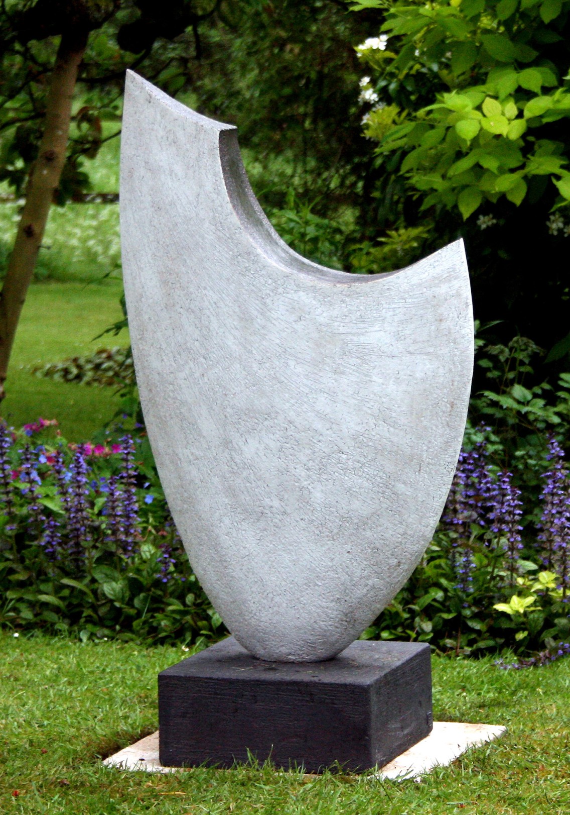White & Black Form (2013)