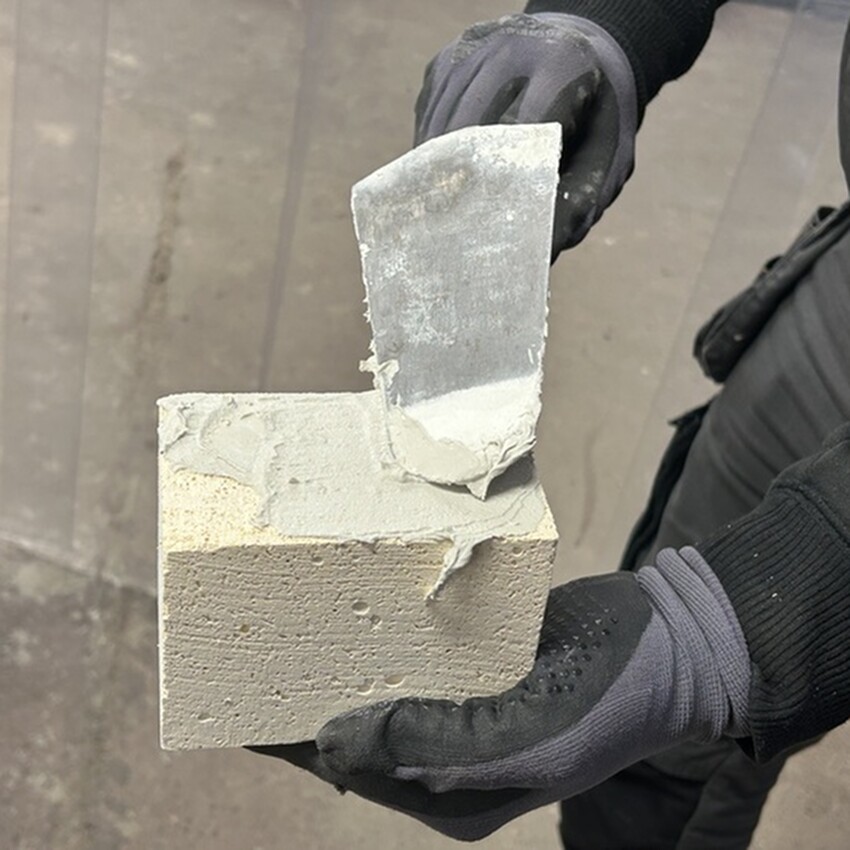 Photograph: 1 Kg Tub BR5 Cement